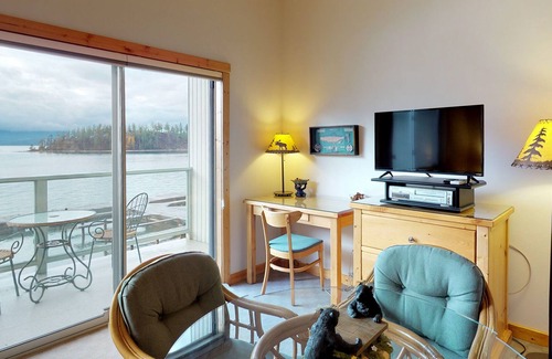 Polson Apartamento | Estudio frente al lago con vistas a la bahía, muelle compartido y deslizamiento de barco, wifi gratis y más.