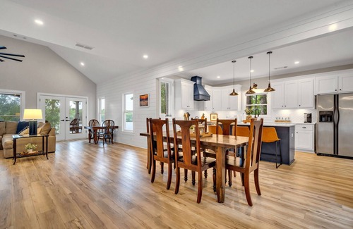 Eatonton Casa | Lakefront Stunner on Lake Sinclair!