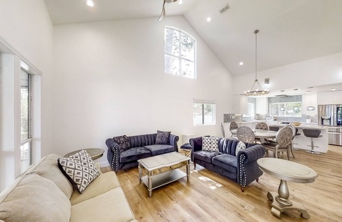 Telogia Casa | Lakefront stunner with large screened-in porch