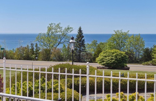 Petoskey Condominio | Queen Beds-Ground floor-Lake View