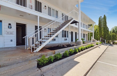 Petoskey Condominio | Queen Beds-Ground floor-Lake View