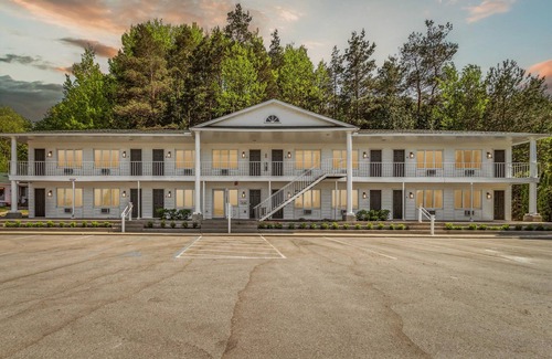 Petoskey Condominio | Queen Beds-Ground floor-Lake View