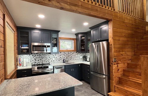 King Ferry Cabaña | Lakefront, SUPs+kayaks, sunset views & fireplace! Wineries & brewery nearby! !