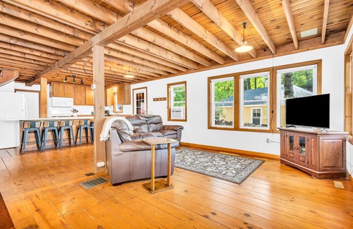 Gray Casa | Lakefront-Swim-Kayak-FirePit-20min to Portland