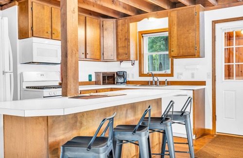 Gray Casa | Lakefront-Swim-Kayak-FirePit-20min to Portland