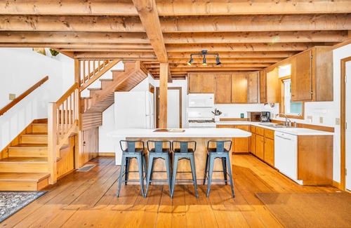 Gray Casa | Lakefront-Swim-Kayak-FirePit-20min to Portland