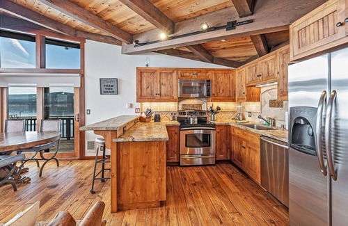 Dollar Point Condominio | Lakefront Tahoe Condo with 180º Views | Sunny Deck | HOA Pool, Tennis Courts, 300' Pier