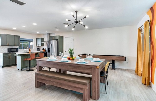 Orient Park Casa | Lakefront Tampa/Heated Pool/Sunrise Views/Kayaks/Games/Outdoor Bar/Sleeps 10