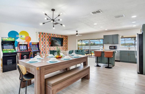 Orient Park Casa | Lakefront Tampa/Heated Pool/Sunrise Views/Kayaks/Games/Outdoor Bar/Sleeps 10