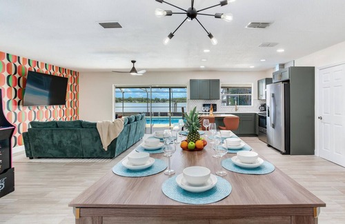 Orient Park Casa | Lakefront Tampa/Heated Pool/Sunrise Views/Kayaks/Games/Outdoor Bar/Sleeps 10
