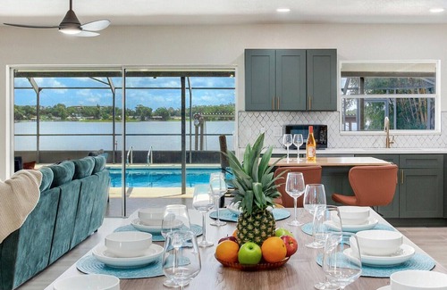 Orient Park Casa | Lakefront Tampa/Heated Pool/Sunrise Views/Kayaks/Games/Outdoor Bar/Sleeps 10