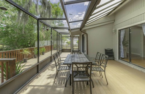 Wilson Lake Casa | Lakefront Tampa home w/ pool table + outdoor patio