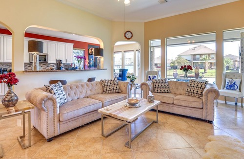 Sydney Harbour Cabaña | Lakefront Texas Abode w/ Pool Table & Private Dock