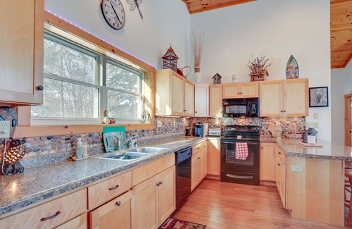 Tomahawk Casa | Lakefront Tomahawk Getaway w/ Deck & 2 Fireplaces!