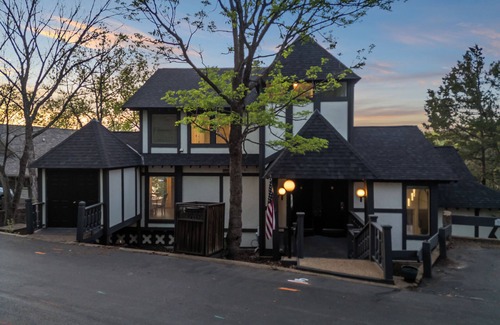 Lake of the Ozarks Cabaña | Lakefront Treat - Private Suite, TV, Dining