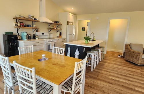 North Frontenac Cabaña | Lakefront, treetop, cottage. Immerse yourself in a panorama of nature.