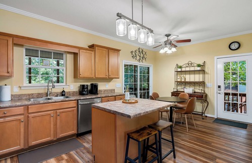 Seneca Casa | Lakefront Treehouse Retreat Minutes from Clemson University!