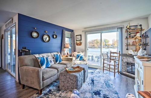 Tully Casa | Lakefront Tully Cottage with Screened Porch!