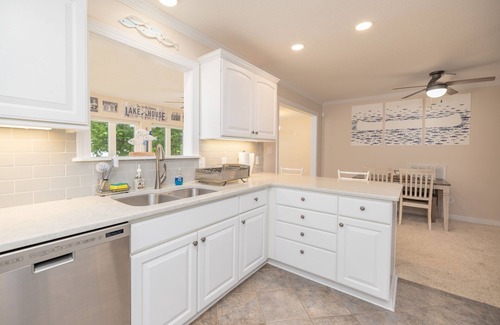 Henrico Casa | Lakefront View, 5BR, PET-Friendly, Firepit, Dock, Games, Up to 14