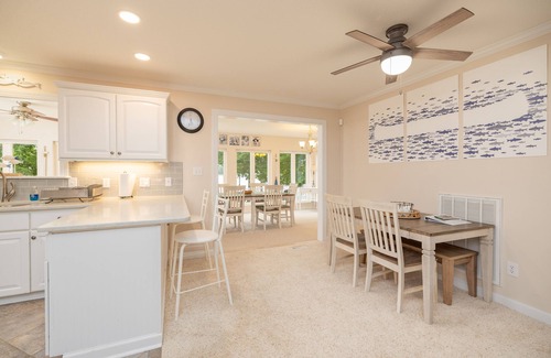 Henrico Casa | Lakefront View, 5BR, PET-Friendly, Firepit, Dock, Games, Up to 14