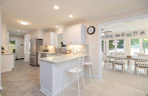 Henrico Casa | Lakefront View, 5BR, PET-Friendly, Firepit, Dock, Games, Up to 14