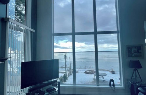 Westerose Casa | LAKEFRONT Villa On Grandview Beach: MIAMI VICE