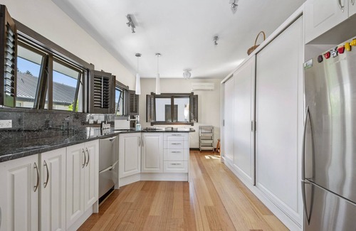 Waitahanui Casa | Lakefront Villa - Waitahanui Holiday Home