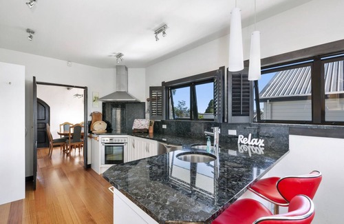 Waitahanui Casa | Lakefront Villa - Waitahanui Holiday Home
