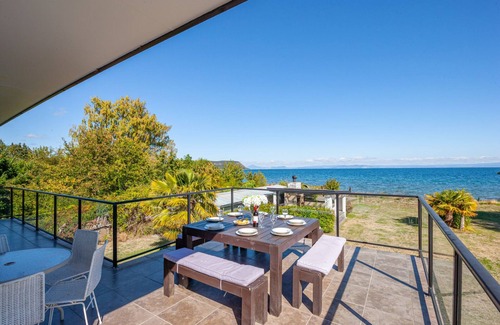 Waitahanui Casa | Lakefront Villa - Waitahanui Holiday Home