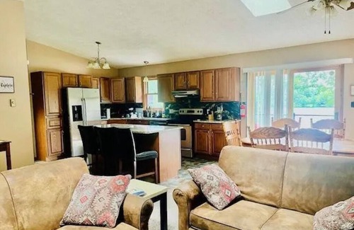 White Haven Casa | LAKEFRONT w/ HOT TUB/ GAME ROOM/ FIREPIT/ 5 MIN TO SKI/ sleeps 12 / Pet Friendly
