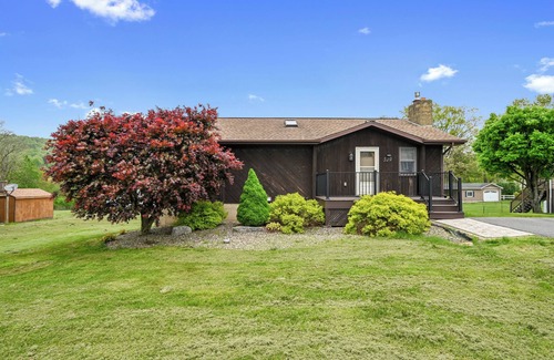 White Haven Casa | LAKEFRONT w/ HOT TUB/ GAME ROOM/ FIREPIT/ 5 MIN TO SKI/ sleeps 12 / Pet Friendly