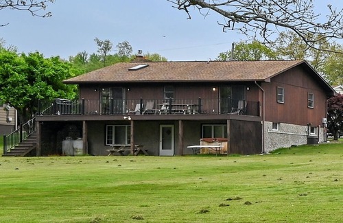 White Haven Casa | LAKEFRONT w/ HOT TUB/ GAME ROOM/ FIREPIT/ 5 MIN TO SKI/ sleeps 12 / Pet Friendly