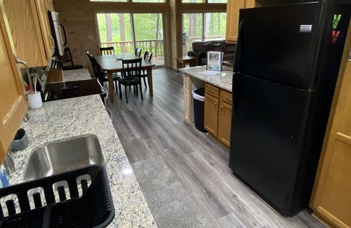 White Haven Cabina | LAKEFRONT w/ HOTTUB/FIRE PIT/Arcade GAMES/5 MIN TO SKI/ Sleeps 14+ Pet Friendly
