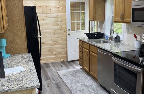 White Haven Cabina | LAKEFRONT w/ HOTTUB/FIRE PIT/Arcade GAMES/5 MIN TO SKI/ Sleeps 14+ Pet Friendly