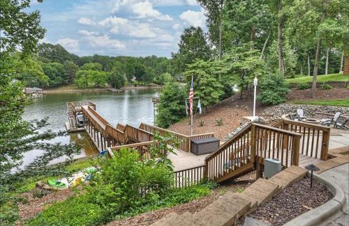 Sherrills Ford Casa | Lakefront w Private Dock Hot Tub Pontoon Rental Butler Bliss by AvantStay