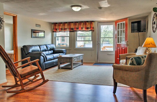 Pine River Pond Cabaña | Lakefront Wakefield Cottage w / cubierta y vistas al agua!