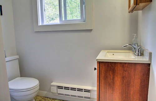 Pine River Pond Cabaña | Lakefront Wakefield Cottage w / cubierta y vistas al agua!
