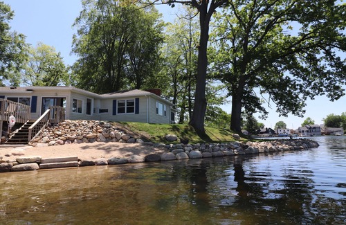 Plainwell Casa | Lakefront Walkout Cottage, Beach, Dock, Kayaks, Sunsets on Pine Lake! 🐚🐟