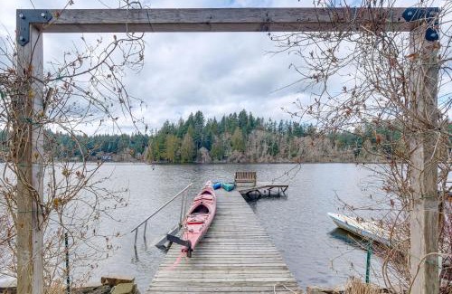 Rollingbay Casa | Lakefront Washington Home with Grill, Dock and Kayaks!