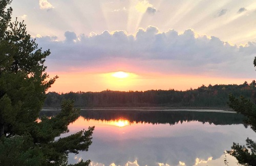 Webster Cabina | Lakefront Webster Retreat w/ Deck & Fire Pit!