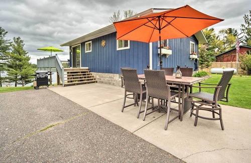 Webster Cabina | Lakefront Webster Retreat w/ Deck & Fire Pit!