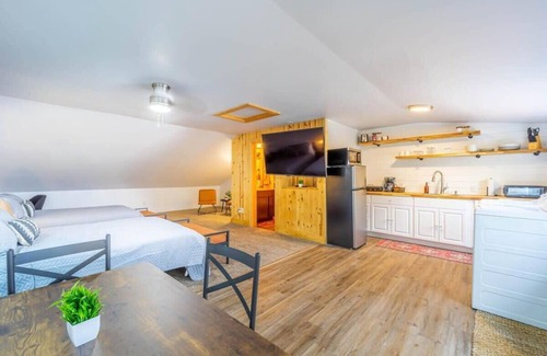 Mayfield Apartamento | Lakefront with private balcony and beach access