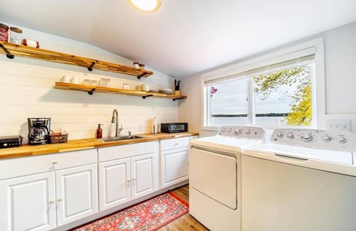 Mayfield Apartamento | Lakefront with private balcony and beach access