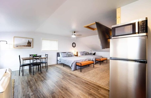 Mayfield Apartamento | Lakefront with private balcony and beach access