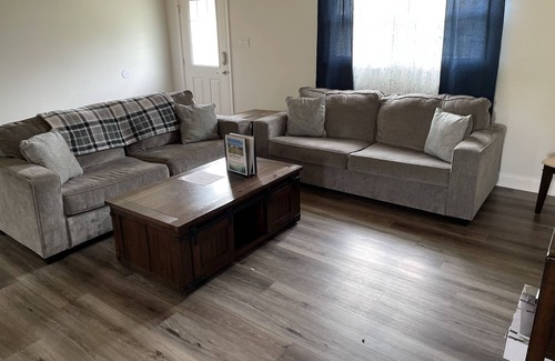 White Haven Cabina | LAKEFRONTw/HOTTUB/FIREPIT,5 min to Ski, GameRoom, KIDS PLAY AREA/Sleeps12/PetsOK
