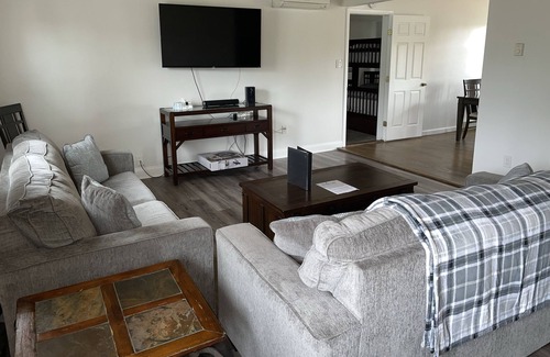 White Haven Cabina | LAKEFRONTw/HOTTUB/FIREPIT,5 min to Ski, GameRoom, KIDS PLAY AREA/Sleeps12/PetsOK