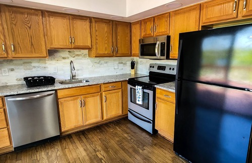 White Haven Cabina | LAKEFRONTw/HOTTUB/FIREPIT,5 min to Ski, GameRoom, KIDS PLAY AREA/Sleeps12/PetsOK