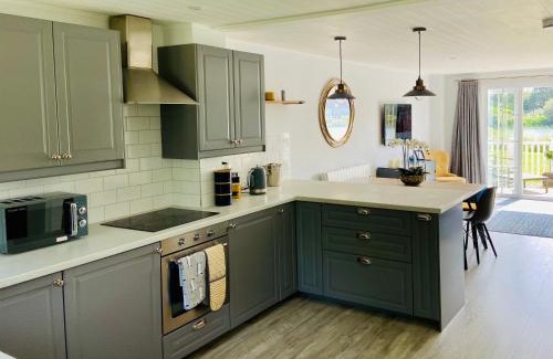 South Cerney Casa | Lakehouse, 36 Isis Lake