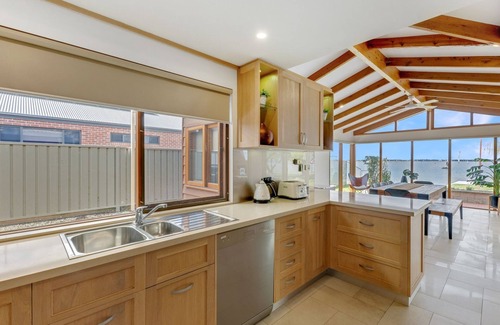 Mulwala Casa | Lakehouse 61 - One of Mulwala's finest houses with its own private boat ramp and boat mooring.