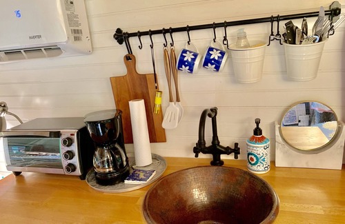 Lutz Cabaña | Lakehouse Cozy Suite & Charming Vintage Camper at Little Cypress Guest Suites